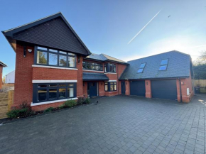 THE STUDIO - Silverstone village - walking distance to track